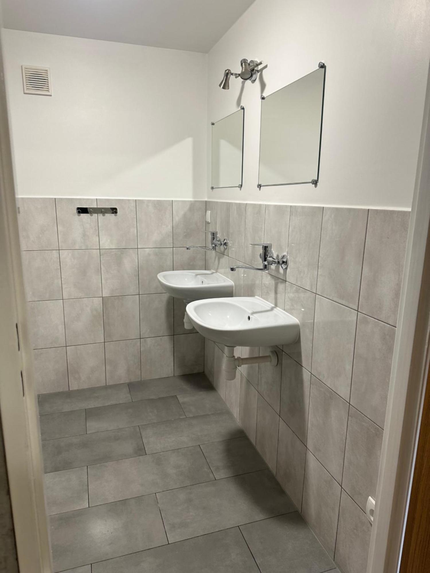 Hgs Home Noclegi Pracownicze Parking , Lazienki Гожов Велкополски Екстериор снимка